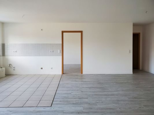 Küchenbereich mit Blick Schlafzimmer und Bad.jpg