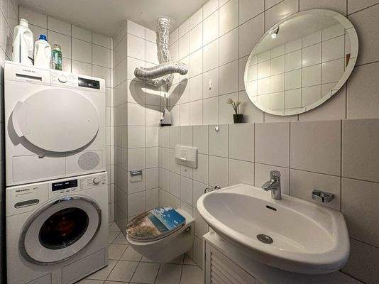 Gäste WC mit Waschmaschinenanschluss