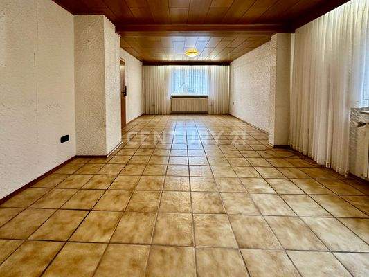 Großes lichtdurchflutetes Wohnzimmer mit reichlich Platz