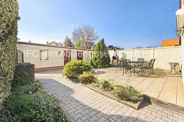 Blick auf die Garage und Nebengelass