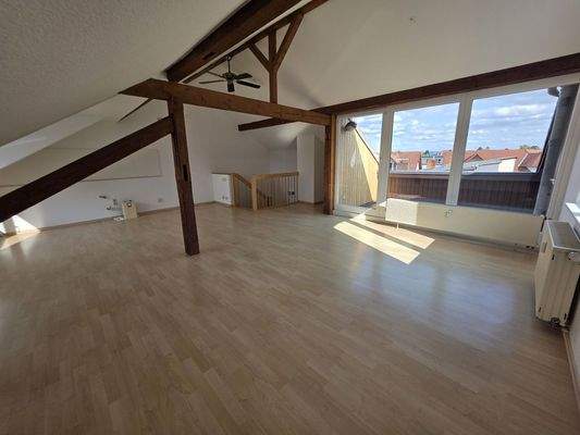 Wohnzimmer mit Küche und Loggia