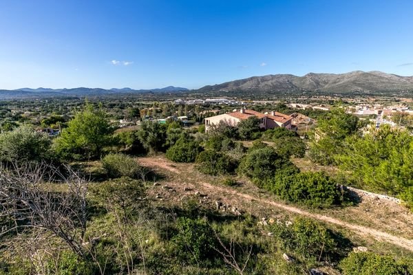 Das Grundstück befindet sich zwischen den Ortschaften Capdepera und Cala Ratjada