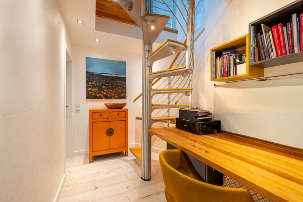 Platzsparende Wendeltreppe als elegante Verbindung zwischen beiden Etagen