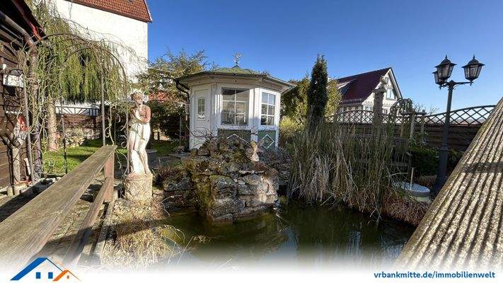 liebevoll angelegter Garten mit Pavilllon