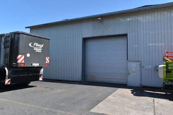 Einfahrtstor geschlossen mit Nebentür