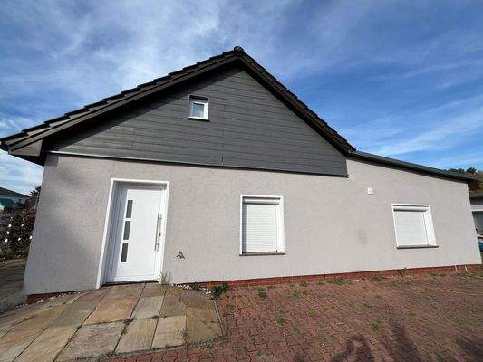 Eingang und Seitenansicht