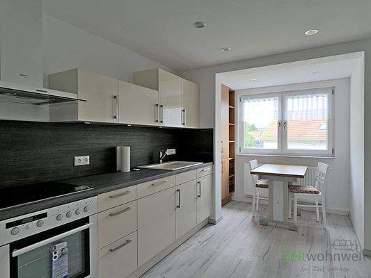 Einbauküche und Esstisch