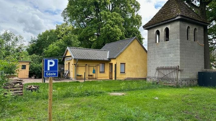 Rückansicht, mit Parkplatz.