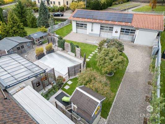 Garten mit Garagenanlage