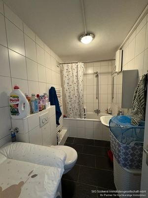 Bad mit Wanne ohne Fenster 