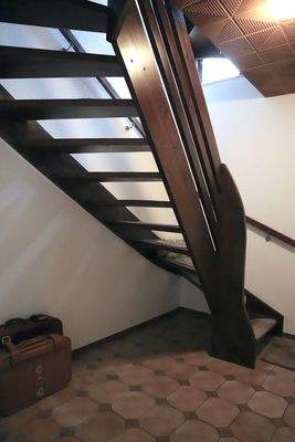 Massive Holztreppe im ganzen Haus