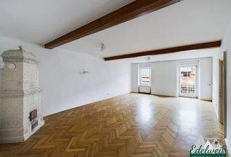 Großzügiges Wohnzimmer mit Kachelofen