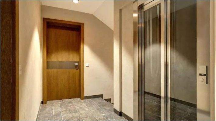 Treppenhaus mit Aufzug