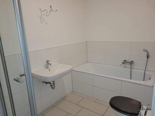 Bad mit Dusche und Wanne