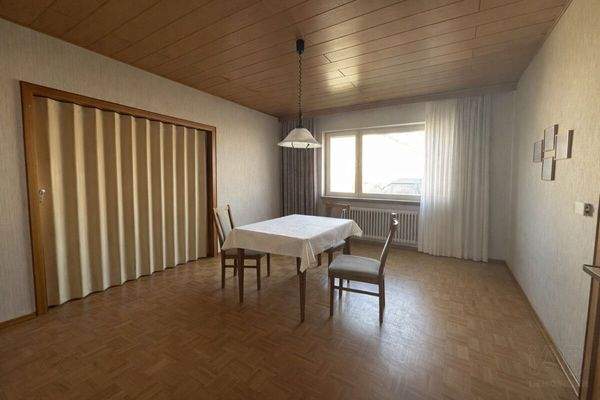 Separates Esszimmer, getrennt von Küche und Wohnbereich.