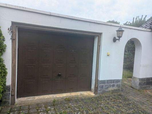 Garage mit Durchgang in den Gartenbereich