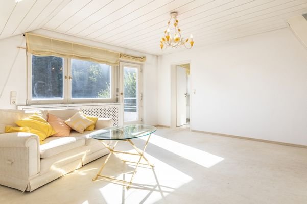 Wohnzimmer mit Ausgang Balkon