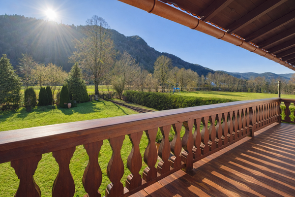 Balkon mit Aussicht auf Garten und Berge