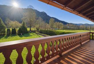 Balkon mit Aussicht auf Garten und Berge