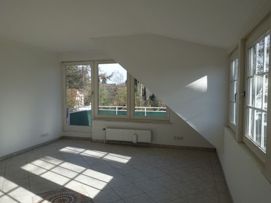Wohnzimmer mit Balkon.JPG