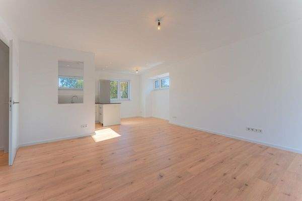 Blick vom Balkon zum Wohn- und Essbereich mit offener Küche