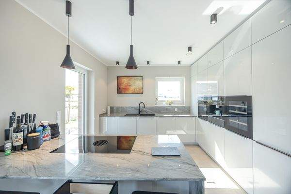 Blick in die hochwertige, offene Küche