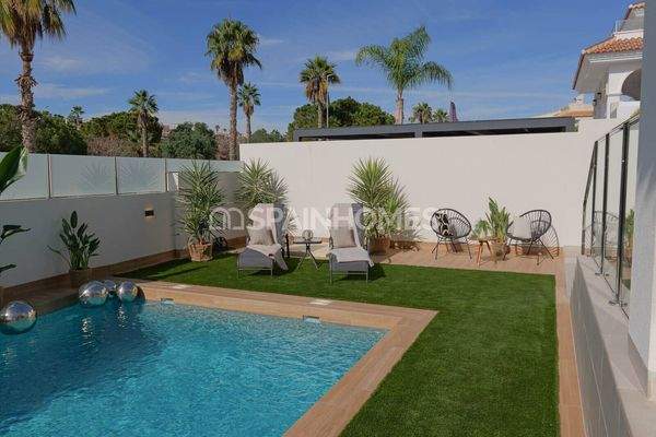 Villa with Pool and Solarium in Ciudad Quesada