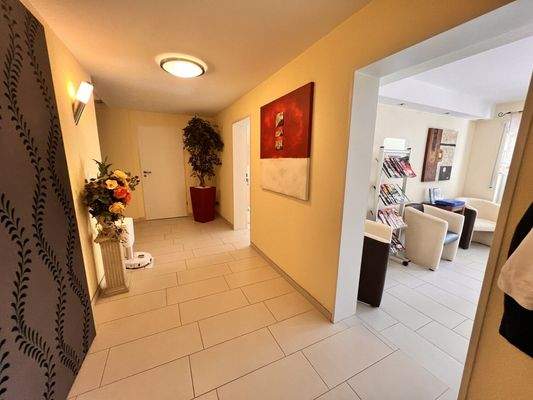 Flur mit Blick in Eingangsbereich Gartengeschoss