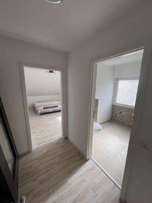 Badezimmer 1 und Zimmer links