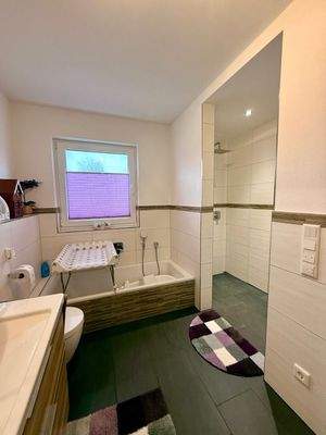 Tageslichtbad mit Badewanne