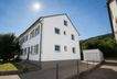 Nordwestansicht Haus: Einzelgarage, Zugang zum Garten, Zufahrt Garage für weitere zwei PKW-Stellplätze nutzbar.
