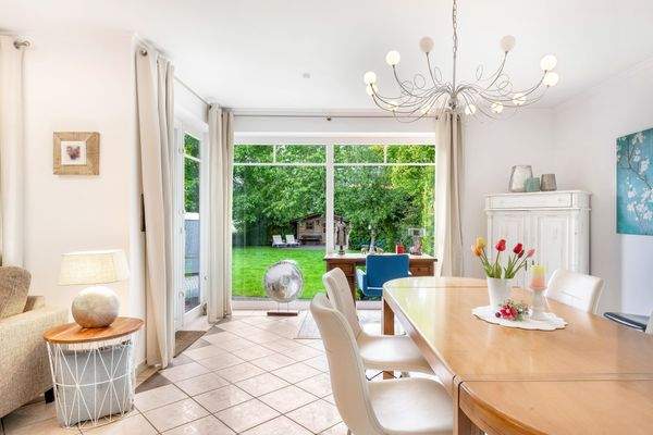 Esszimmer mit Blick in den Garten