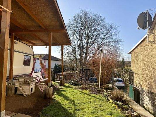 Kleine Terrasse mit Wohnwagen überdacht