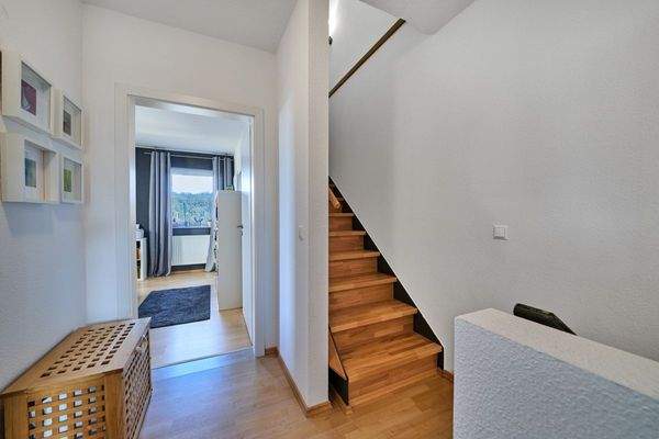 OG: Flur / Treppe ins DG