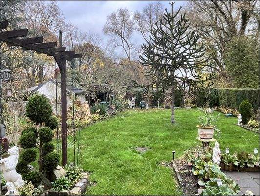 Schön gestalteter Garten mit Terrassenzugang