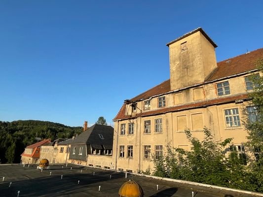 Blick vom Hallendach auf die Häuserzeile