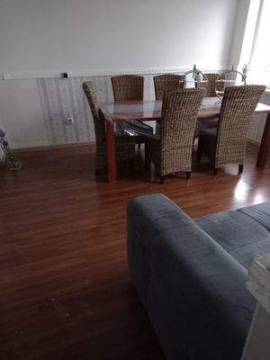 Esszimmer mit Holztisch