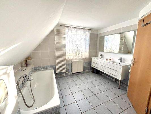 Tageslichtbad mit Wanne und Dusche