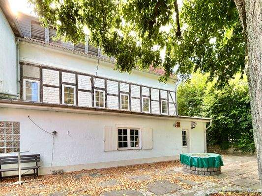 Rückansicht mit grünem Hinterhof