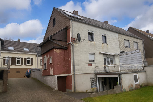 Rückseite Haus mit Garage