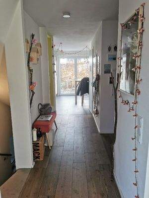 Flur mit viel Lichteinfall