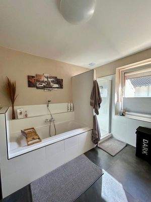 Hauptbad im OG mit Badewanne u