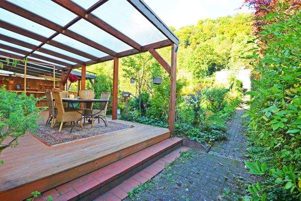 überdachter Freisitz im Garten