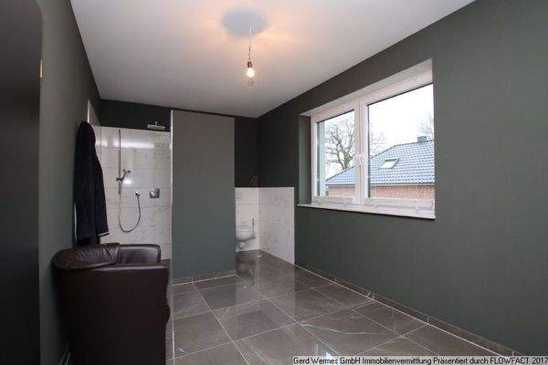 Tageslichtbadezimmer mit ebenerdiger Dusche