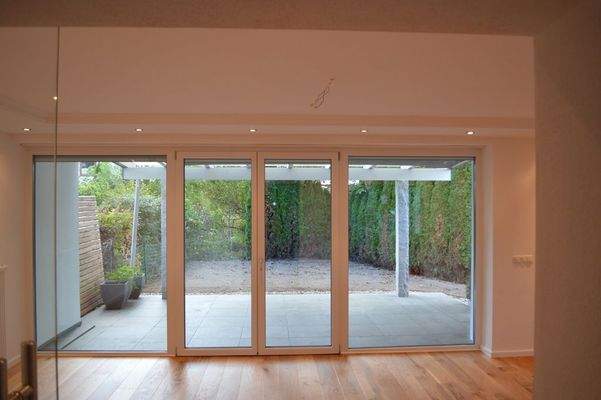 Wohnzimmer mit Blick auf die Terrasse