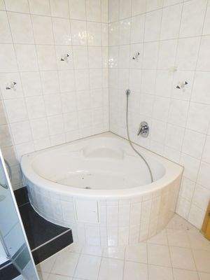 Eckbadewanne im Bad  