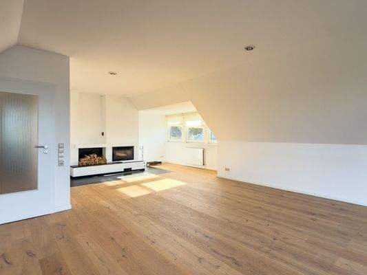 Holzfußboden und Kamin