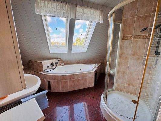 Bad im OG mit Wanne und Dusche.jpg