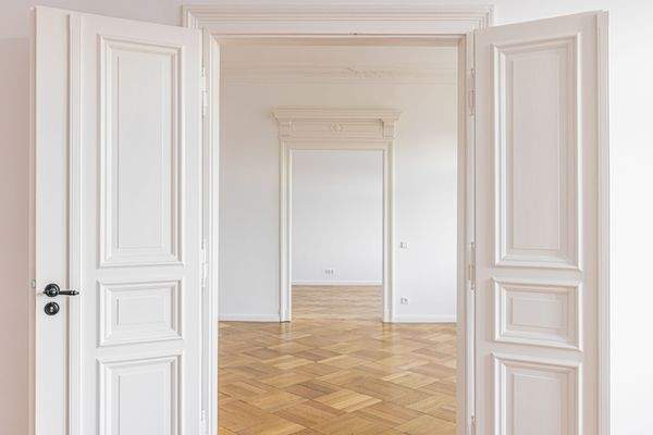 Durchgang mit Flügeltüren 