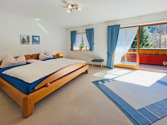 Hauptschlafzimmer im Obergeschoss mit Südbalkon